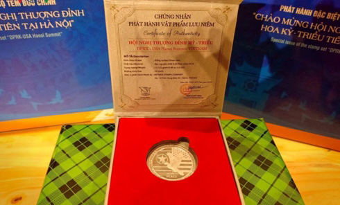 Hundreds of people lined up to buy special coins to celebrate the US-Trieu Summit